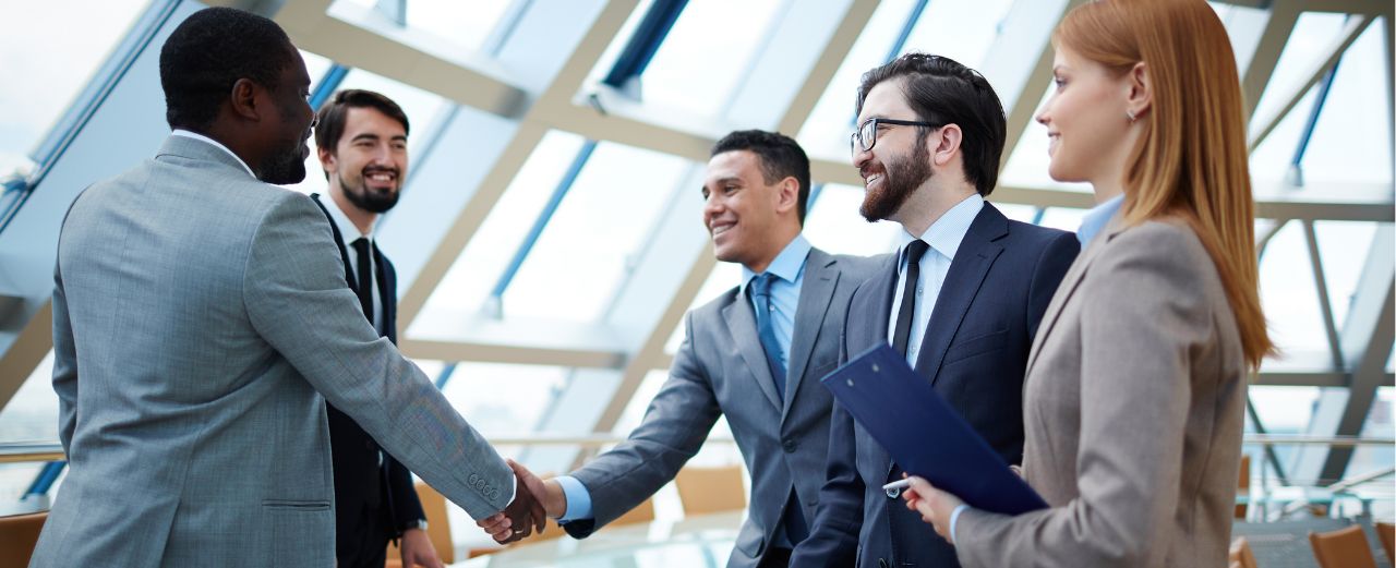 Negociação persuasiva vs. consultiva: entenda as diferenças e descubra qual combina com seu estilo profissional